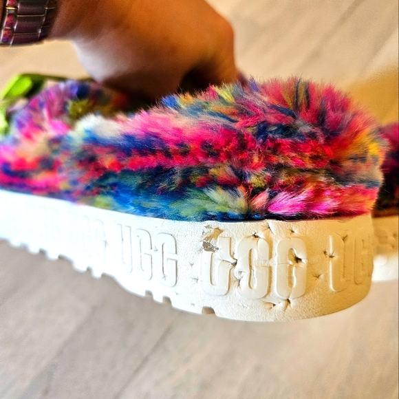 SPECTACULAR UGG FLUFFITA PIXELATE SLIDE/SLIPPER size 8.5-9 - Picture 4 of 8